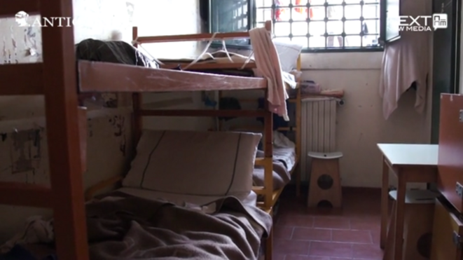Quand l’Italie a été condamnée, une cellule d’une personne pouvait en accueillir trois. Ici, on compte six couchettes superposées, dans un espace très réduit. © Antigone Quand l’Italie a été condamnée, une cellule d’une personne pouvait en accueillir trois. Ici, on compte six couchettes superposées, dans un espace très réduit. © Antigone