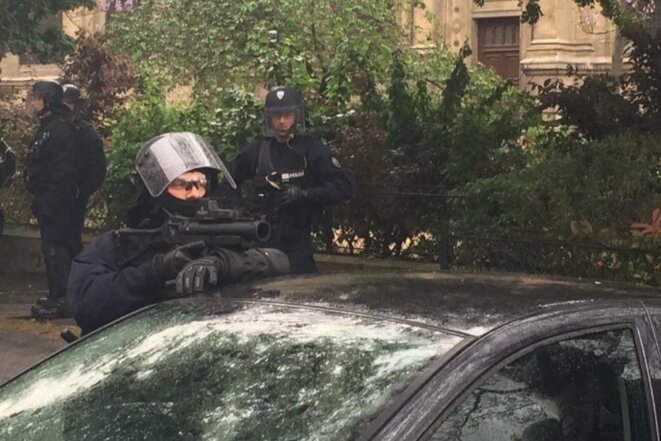 À Paris le 12 mai, un policier observe les manifestants contre la loi sur le travail, son LBD 40 dégainé © CG