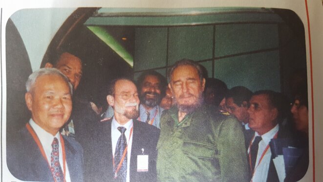 FIDEL CASTRO en Décembre 2001 au Sommet des Chefs d'États de la Caraïbe (AEC). À gauche : Joseph Ho T'en You - 1942-31/08/2014- (1er vice Président du Conseil Général de la Guyane) ; À droite : Alfred Marie-Jeanne (Président du Conseil Régional de la Martinique), Alex Ferdinand, (à gauche) et derrière Michel Michalon. FIDEL CASTRO en Décembre 2001 au Sommet des Chefs d'États de la Caraïbe (AEC). À gauche : Joseph Ho T'en You - 1942-31/08/2014- (1er vice Président du Conseil Général de la Guyane) ; À droite : Alfred Marie-Jeanne (Président du Conseil Régional de la Martinique), Alex Ferdinand, (à gauche) et derrière Michel Michalon.
