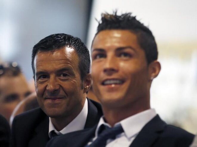 Jorge Mendes et son poulain Cristiano Ronaldo, qu'il a pris en charge à 17 ans. © Reuters Jorge Mendes et son poulain Cristiano Ronaldo, qu'il a pris en charge à 17 ans. © Reuters