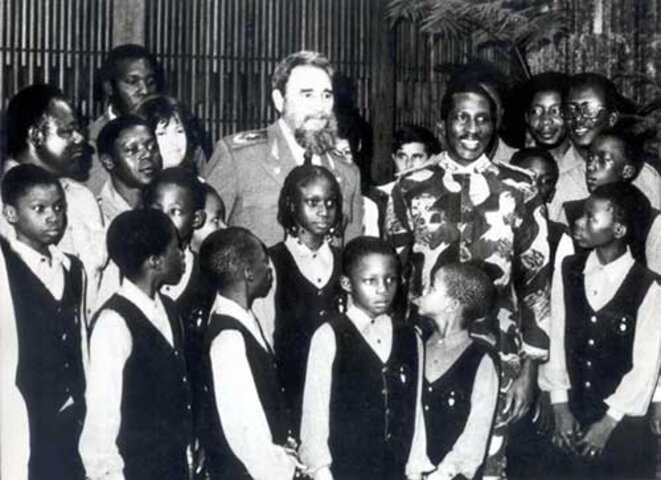 Thomas Sankara et Fidel Castro à l'Ile de la Jeunesse au milieu des jeunes Burkinabè