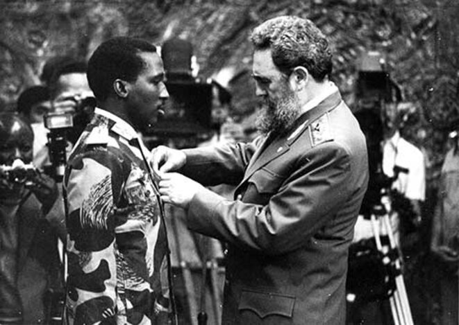 Fidel Castro décore Thomas Sankara de la médaille de l'ordre de José Marti en septembre 1984