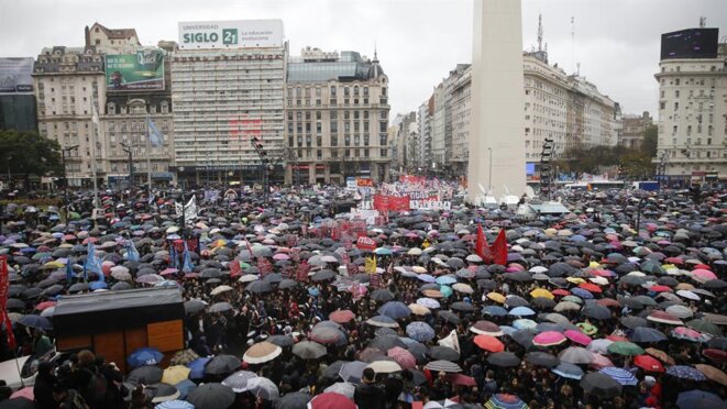 Des miliers de femmes se rassemblent autour de l'Obélisque le 19 octobre 2016 contre les féminicides © LA NACION / Fabián Marelli Des miliers de femmes se rassemblent autour de l'Obélisque le 19 octobre 2016 contre les féminicides © LA NACION / Fabián Marelli
