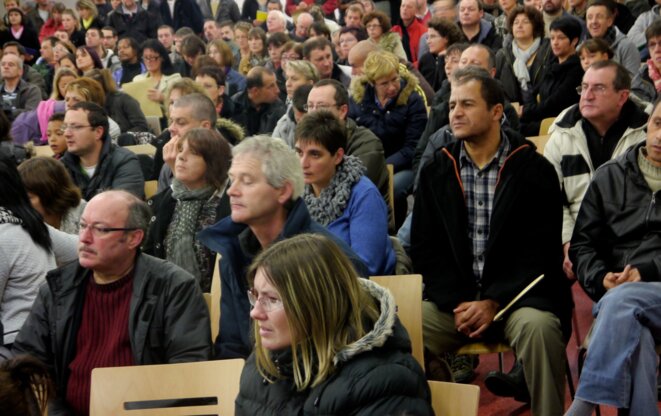 Christelle (au centre au premier plan), il y a trois ans, lors de la réunion organisée par FO au lendemain de l'annonce des licenciements. © Rachida El Azzouzi