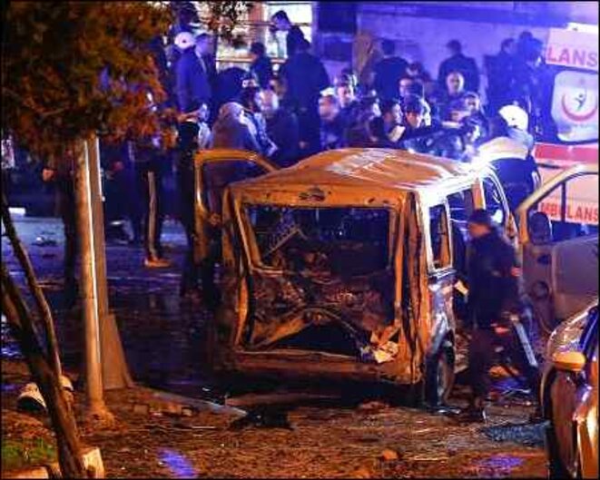 La voiture piégée qui a explosé près du stade Vodafone Arena à Istanbul. © Reuters