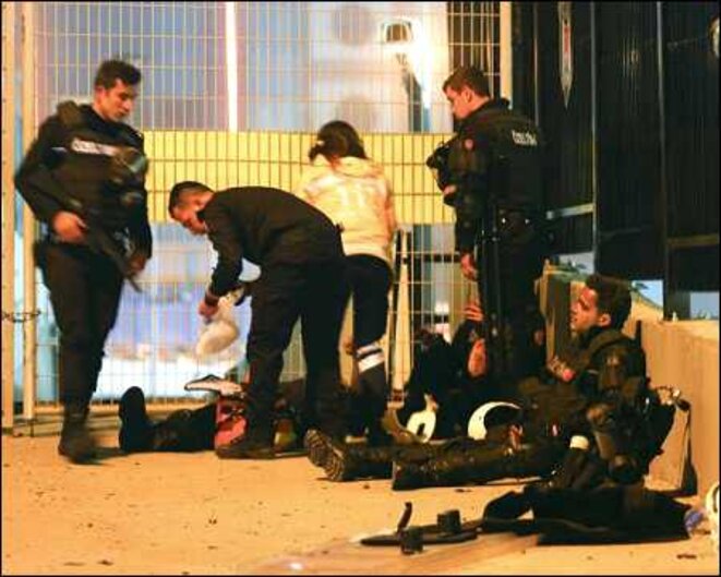 Des policiers blessés samedi par l'attentat. © Reuters