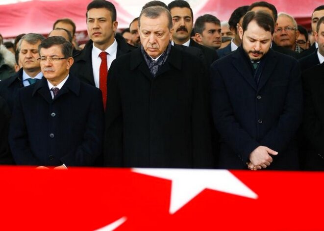 12 décembre. Le président Erdogan assiste à des funérailles de victimes de l'attentat d'Istanbul, en compagnie de son ancien premier ministre et de son gendre, par ailleurs ministre de l'énergie © Reuters 12 décembre. Le président Erdogan assiste à des funérailles de victimes de l'attentat d'Istanbul, en compagnie de son ancien premier ministre et de son gendre, par ailleurs ministre de l'énergie © Reuters