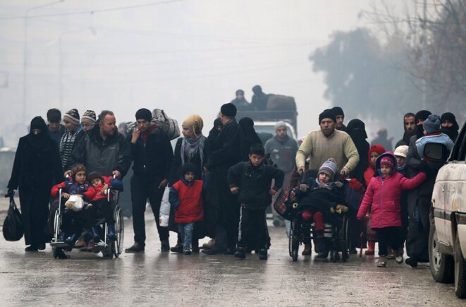 Des gens fuyant les quartiers d'Alep Est dévastés par les combats, mardi. © Abdalrhman Ismail/Reuters Des gens fuyant les quartiers d'Alep Est dévastés par les combats, mardi. © Abdalrhman Ismail/Reuters