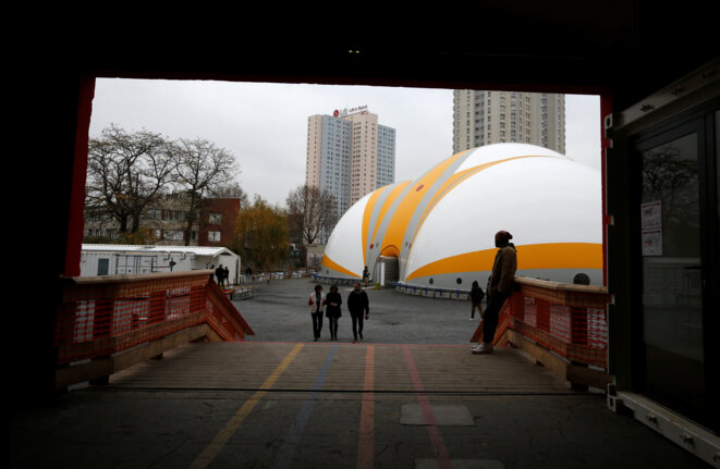 La « bulle » du centre de premier accueil de Paris, où sont accueillis les réfugiés, le 25 novembre 2016. © Reuters La « bulle » du centre de premier accueil de Paris, où sont accueillis les réfugiés, le 25 novembre 2016. © Reuters
