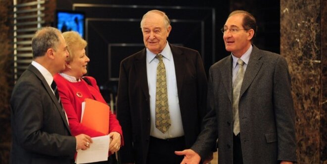 Raymond Kendall (au centre) lors d’une visite au Pays basque. Entouré des experts du GIC Pierre Hazan, Nuala O’Loan et Brian Currin (de gauche à droite) © DR