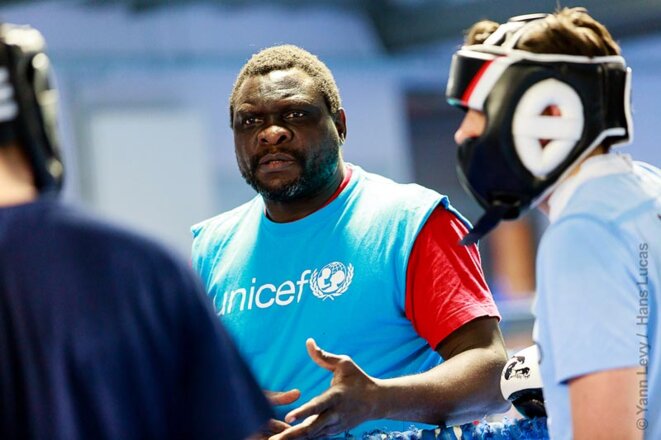 Joe Siluvangi à l'entraînement avec des jeunes boxeurs de la THZ. © Yann Levy / Hans Lucas Joe Siluvangi à l'entraînement avec des jeunes boxeurs de la THZ. © Yann Levy / Hans Lucas
