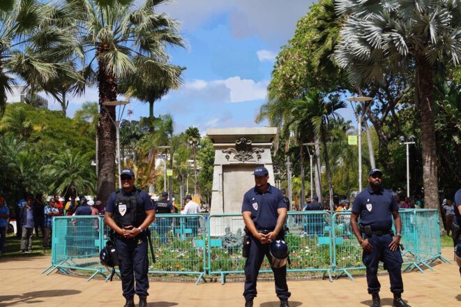 La statue absente du Square Olry (Place des cocotiers à Nouméa) après son déboulonnage encore à l'ordre du jour. en janvier 2017. La statue absente du Square Olry (Place des cocotiers à Nouméa) après son déboulonnage encore à l'ordre du jour. en janvier 2017.