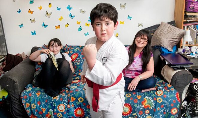 Rachel Cotton avec Deborah (neuf) et Michael (sept) .Rachel a découvert qu'elle était autiste lors de la recherche des symptômes de Deborah. © Photographie: Linda Nylind pour le Guardian