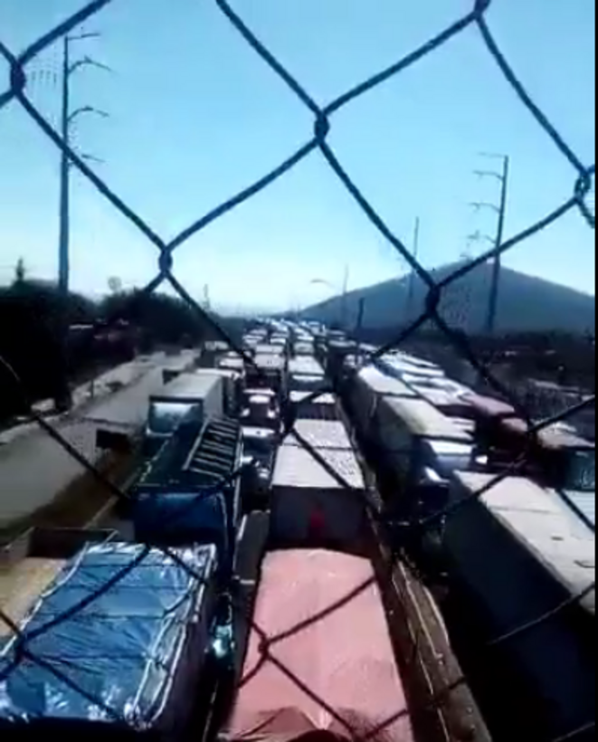 Autoroute paralysée, poids lourds immobilisés à Ixmiquilpan, Mexique © @erodros Autoroute paralysée, poids lourds immobilisés à Ixmiquilpan, Mexique © @erodros