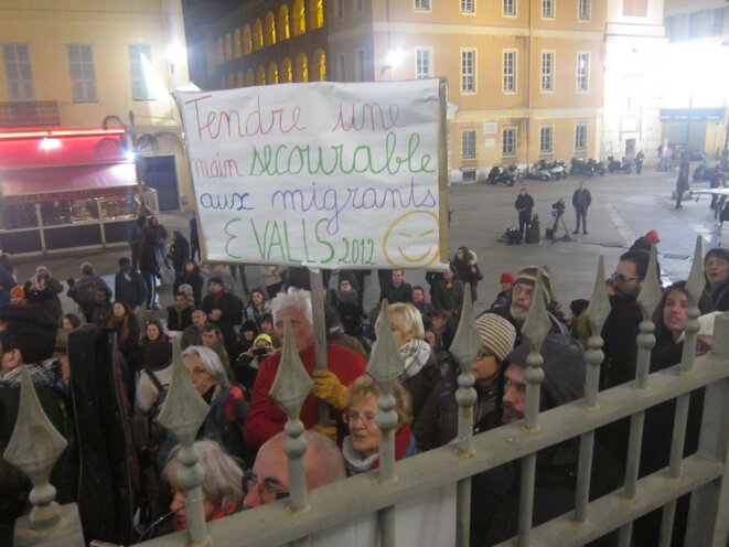 Sur cet écriteau, un manifestant rappelle les propos de Manuel Valls le 25 juillet 2012 devant le Sénat. Alors ministre de l'intérieur, il souhaitait mettre fin au délit de solidarité. © LF Sur cet écriteau, un manifestant rappelle les propos de Manuel Valls le 25 juillet 2012 devant le Sénat. Alors ministre de l'intérieur, il souhaitait mettre fin au délit de solidarité. © LF