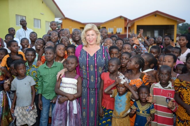 Dominique Nouvian et des enfants ivoiriens Dominique Nouvian et des enfants ivoiriens