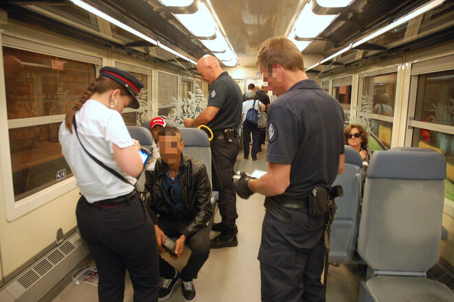 À la gare de Menton-Garavan, le 15 juin 2015, des CRS contrôlent un homme dans le train pour Nice. © LF