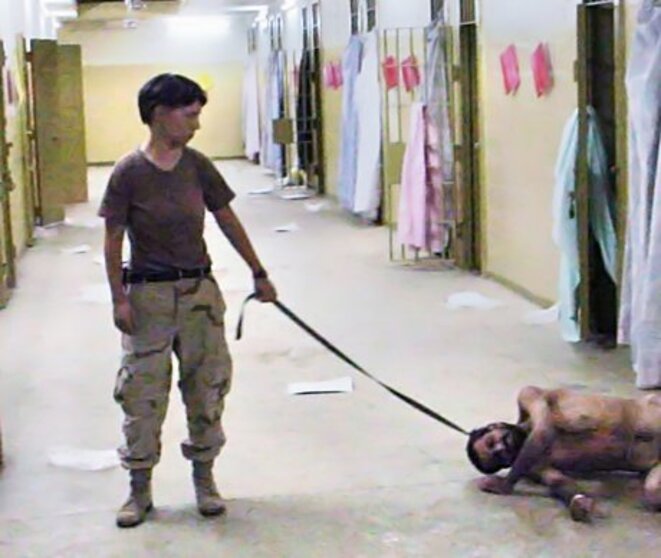 L'une des photos des tortures dans la prison d'Abu Ghraib en Irak, qui font éclater le scandale en mai 2004