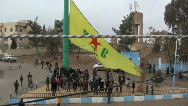 Les habitants de Suluk hissant le drapeau des YPG en Décembre 2016