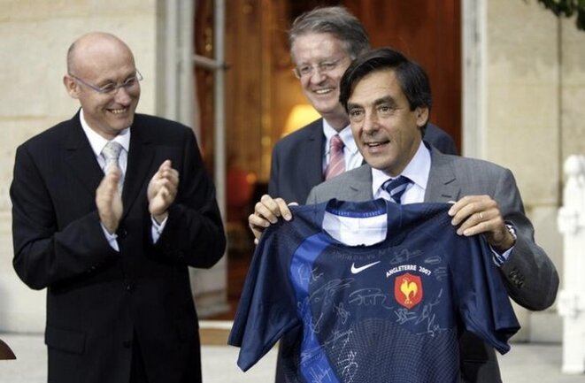 Bernard Laporte et François FIllon en septembre 2007, peu avant que le premier devienne secrétaire d'État aux sports dans le gouvernement du second. © Reuters/Charles Platiau