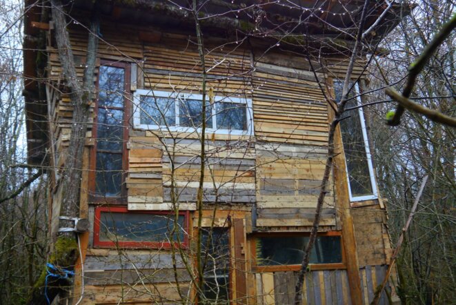 Cachée entre les arbres, la cabane "La Communale", 10 janvier 2017 (JL) Cachée entre les arbres, la cabane "La Communale", 10 janvier 2017 (JL)