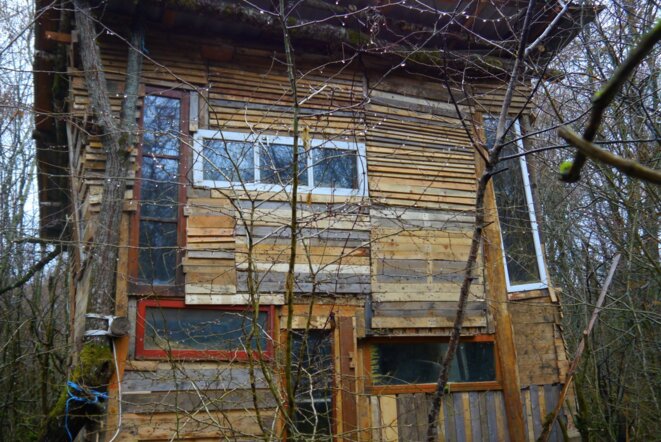 Cachée entre les arbres, la cabane "La Communale", 10 janvier 2017 (JL)