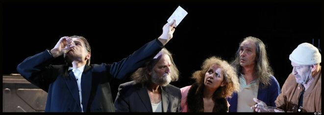 Orchestre Titanic, Clownerie triste sur fond de misère humaine