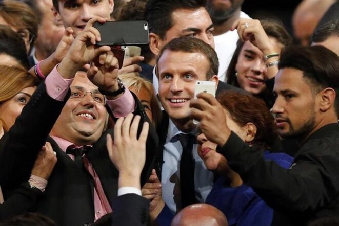 18 octobre 2016 : séance selfies à l'issue d'un meeting d'Emmanuel Macron à Montpellier (Hérault) © Reuters 18 octobre 2016 : séance selfies à l'issue d'un meeting d'Emmanuel Macron à Montpellier (Hérault) © Reuters