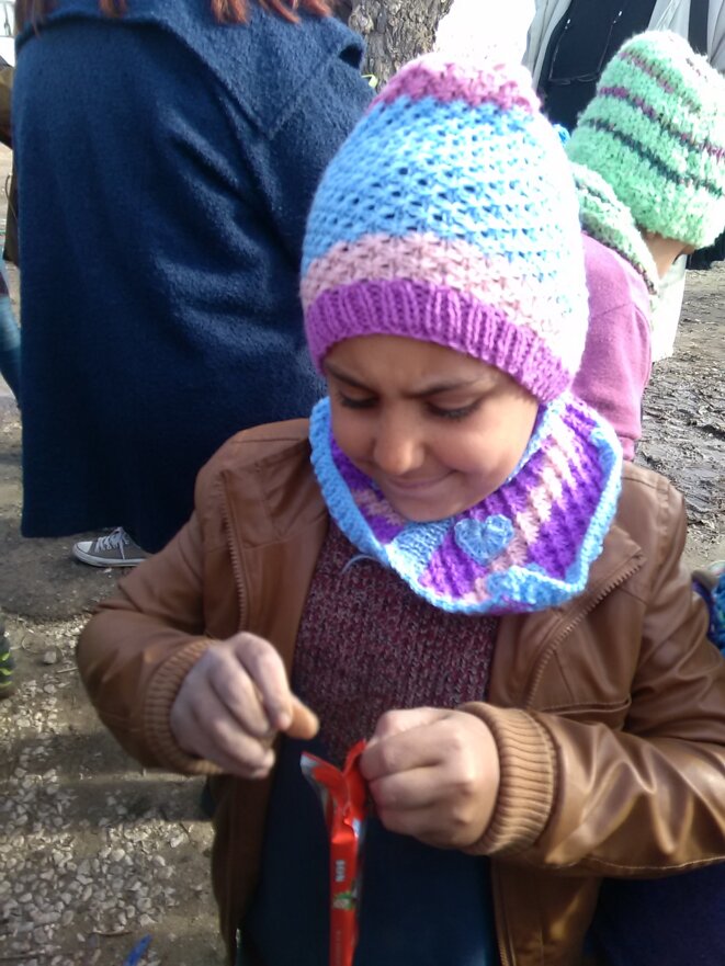 Jeune réfugié portant un bonnet tricoté en Grèce par des femmes de l’association « All you knit is love » Jeune réfugié portant un bonnet tricoté en Grèce par des femmes de l’association « All you knit is love »