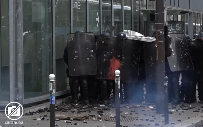 Capture d'écran de la vidéo de Street Politics - "l'attaque" de l'hôpital Necker © Street Politics Capture d'écran de la vidéo de Street Politics - "l'attaque" de l'hôpital Necker © Street Politics