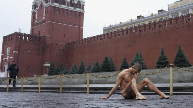 "Fixation" de Piotr Pavlenski en novembre 2013. L'artiste s'est cloué la peau des testicules sur le pavé de la place Rouge, à Moscou. © Reuters "Fixation" de Piotr Pavlenski en novembre 2013. L'artiste s'est cloué la peau des testicules sur le pavé de la place Rouge, à Moscou. © Reuters
