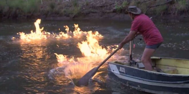 Fuite de gaz dans une rivière en Australie suite à l'exploitation de gaz de couche Fuite de gaz dans une rivière en Australie suite à l'exploitation de gaz de couche