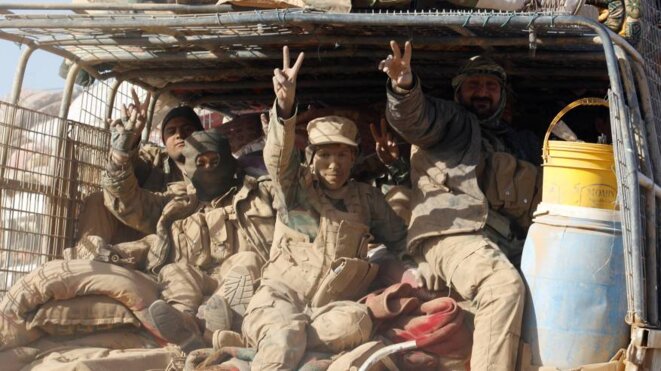 Des combattants des brigades Al-Badr, la plus importante des milices chiites, affrontent l'Etat islamique à l'aéroport de Tal Afar, le 20 novembre 2016. © Reuters Des combattants des brigades Al-Badr, la plus importante des milices chiites, affrontent l'Etat islamique à l'aéroport de Tal Afar, le 20 novembre 2016. © Reuters