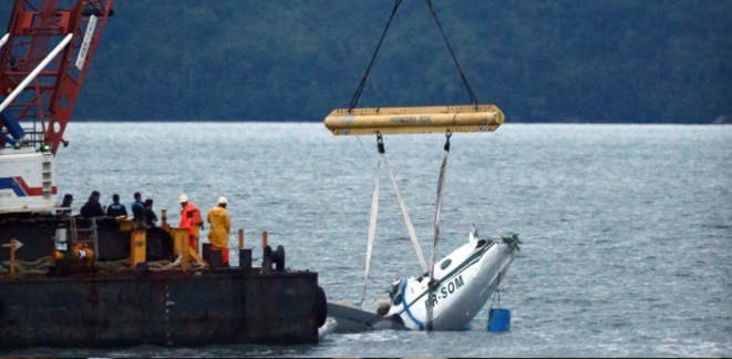 L'épave de l'avion du juge Zavascki récupérée par les secours L'épave de l'avion du juge Zavascki récupérée par les secours