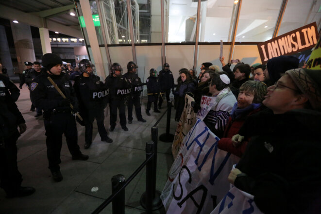 Des manifestants contre le décret anti-immigrés de Donald Trump à l'aéroport JFK à New York, le 28 janvier 2017. © Reuters Des manifestants contre le décret anti-immigrés de Donald Trump à l'aéroport JFK à New York, le 28 janvier 2017. © Reuters