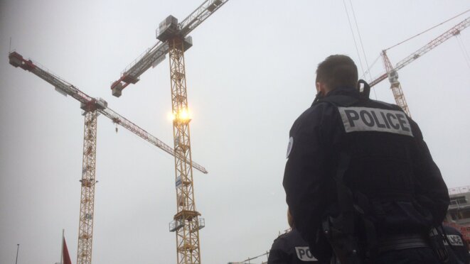 Lille: une mère d'enfants autistes en haut d'une grue pour se faire entendre