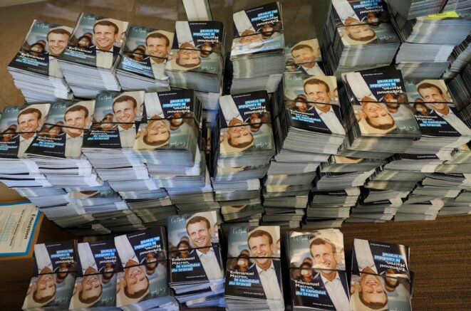 Tracts au « QG » d'En Marche. Emmanuel Macron est le patron et le produit. © Reuters
