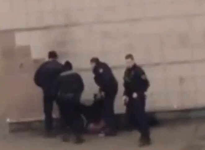 Capture d'écran d'une vidéo de l'interpellation. Capture d'écran d'une vidéo de l'interpellation.