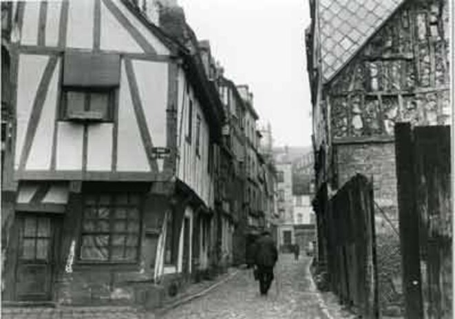 Îlot B disparu (quartier bas Saint-Nicaise). Rue de la Pomme d'Or, à l'intersection avec la rue de l'Amitié, avant 1969 Îlot B disparu (quartier bas Saint-Nicaise). Rue de la Pomme d'Or, à l'intersection avec la rue de l'Amitié, avant 1969