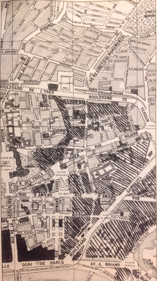En hachures grasses, les quartiers détruits depuis 1945 (d'après Patrice Quéréel, "La ville évanouie, Rouen, un demi-siècle de vandalisme", Saint-Aubin-lès-Elbeuf, Page de Garde, 1999) En hachures grasses, les quartiers détruits depuis 1945 (d'après Patrice Quéréel, "La ville évanouie, Rouen, un demi-siècle de vandalisme", Saint-Aubin-lès-Elbeuf, Page de Garde, 1999)