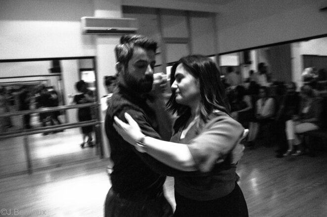 Kemal, le fondateur de l'école Tango Med de Diyarbakir, et une élève dansent à l'occasion d'un Milonga © Jérémie Berlioux Kemal, le fondateur de l'école Tango Med de Diyarbakir, et une élève dansent à l'occasion d'un Milonga © Jérémie Berlioux