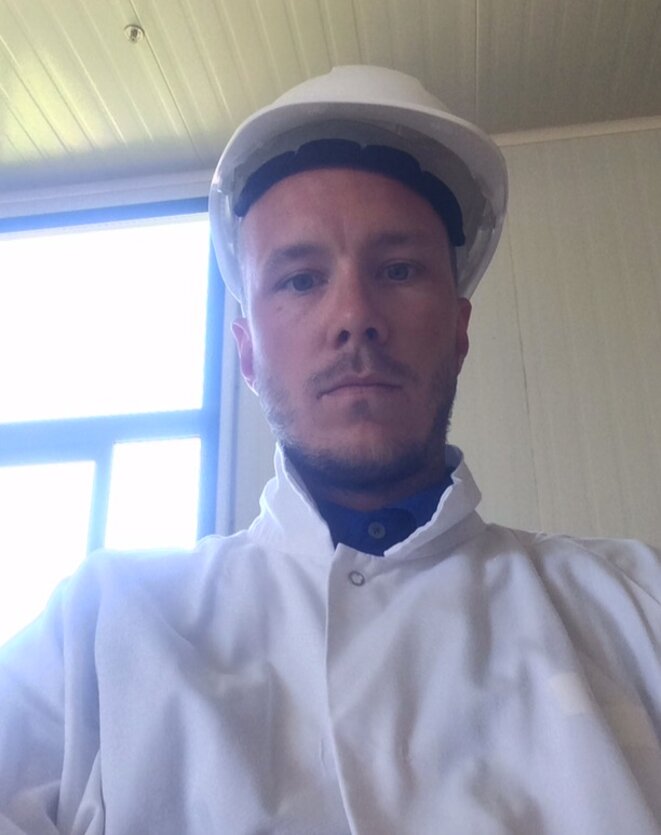 Geoffrey Le Guilcher dans sa blouse d'ouvrier d'abattoir © dr