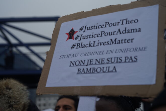 Pancartes dans la manifestation à Bobigny, le 11 février 2017 © Amélie Poinssot