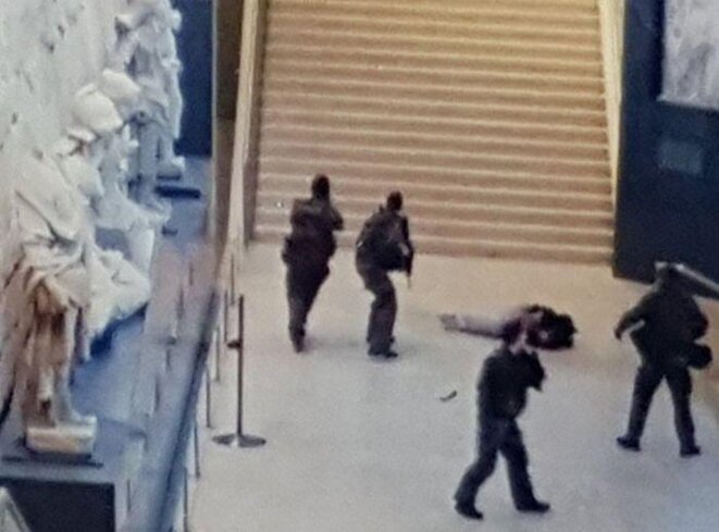 Le terroriste et les deux machettes Le terroriste et les deux machettes