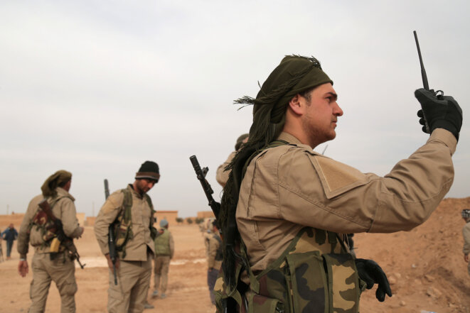 Des combattants des Forces démocratiques syriennes au cours d'une offensive contre Al-Qaïda, dans la province de Raqqa, le 8 février 2017. © Reuters Des combattants des Forces démocratiques syriennes au cours d'une offensive contre Al-Qaïda, dans la province de Raqqa, le 8 février 2017. © Reuters