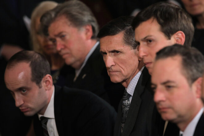 Michael Flynn, au centre, flanqué (de gauche à droite) par les autres proches conseillers de Trump : Stephen Miller, Kellyanne Conway, Steve Bannon, Jared Kushner et Reince Priebus © Reuters Michael Flynn, au centre, flanqué (de gauche à droite) par les autres proches conseillers de Trump : Stephen Miller, Kellyanne Conway, Steve Bannon, Jared Kushner et Reince Priebus © Reuters
