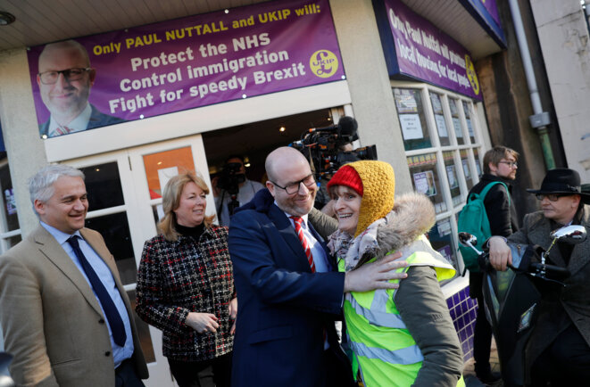 Paul Nuttall, le nouveau patron du UKIP, en campagne dans les rues de Stoke-on-Trent, le 13 février 2017. © Darren Staples / Reuters. Paul Nuttall, le nouveau patron du UKIP, en campagne dans les rues de Stoke-on-Trent, le 13 février 2017. © Darren Staples / Reuters.