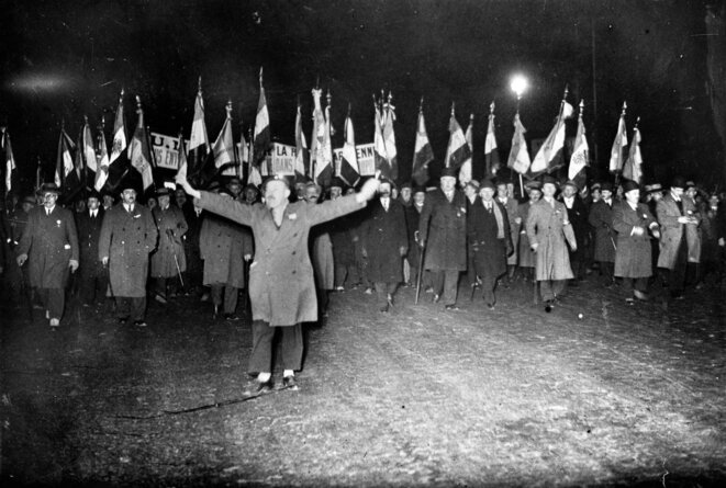 Les ligues fascistes défilent jusque dans la nuit parisienne Les ligues fascistes défilent jusque dans la nuit parisienne