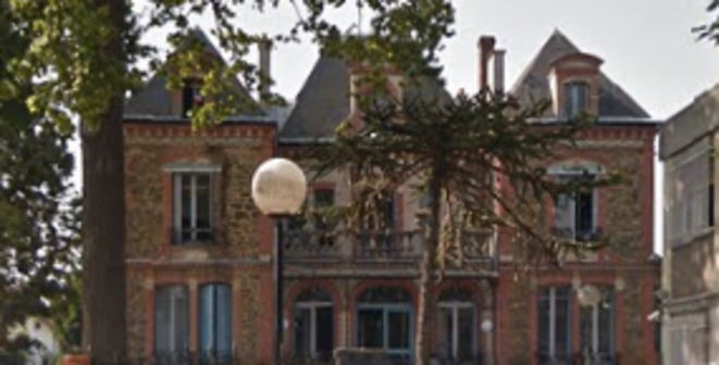 Le second bâtiment du commissariat d'Aulnay-sous-Bois, surnommé « le château de la Star Ac' » par les policiers © DR