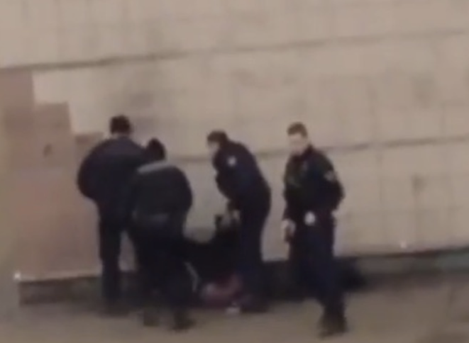 Capture d'écran d'une vidéo amateur de l'arrestation violente de Théo © DR